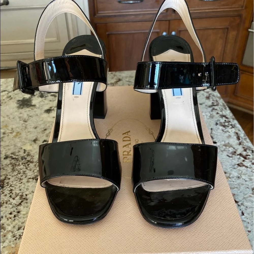 Black patent leather sandals with block heel